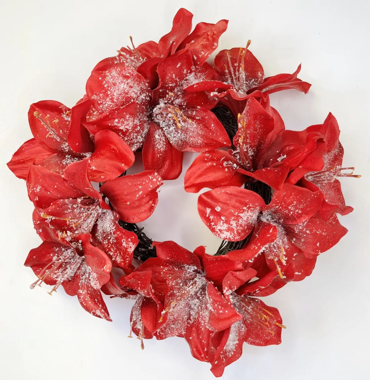 Round ice-textured wreath in amaryllis pink with a natural silhouette.