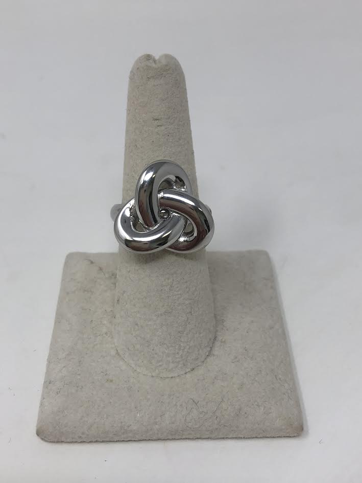 Silver-toned Base Ring NODO with a bold 19x20mm knot-inspired design on a jewelry display stand.