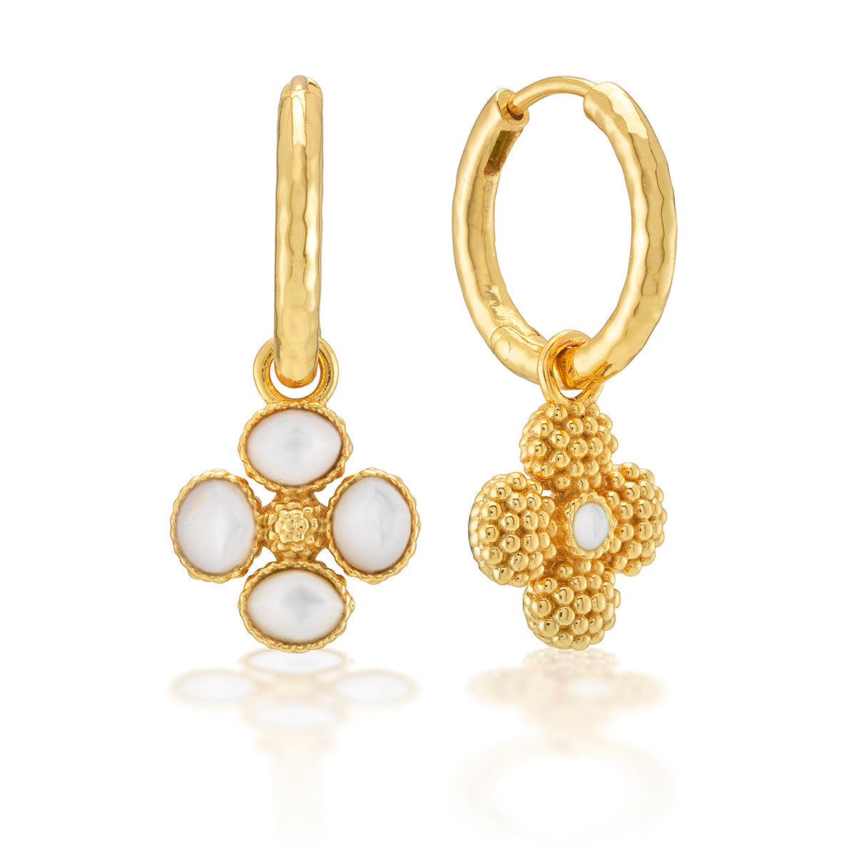 Berry clover hoop earrings with double-sided charm in gold-plated brass