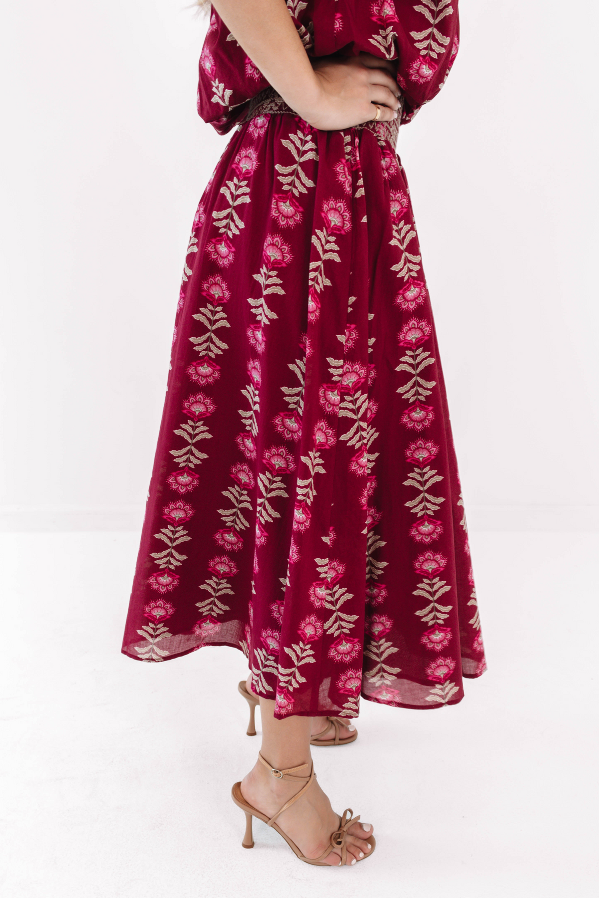 Arianne wine-colored midi skirt with floral embroidery and an elastic waistband.