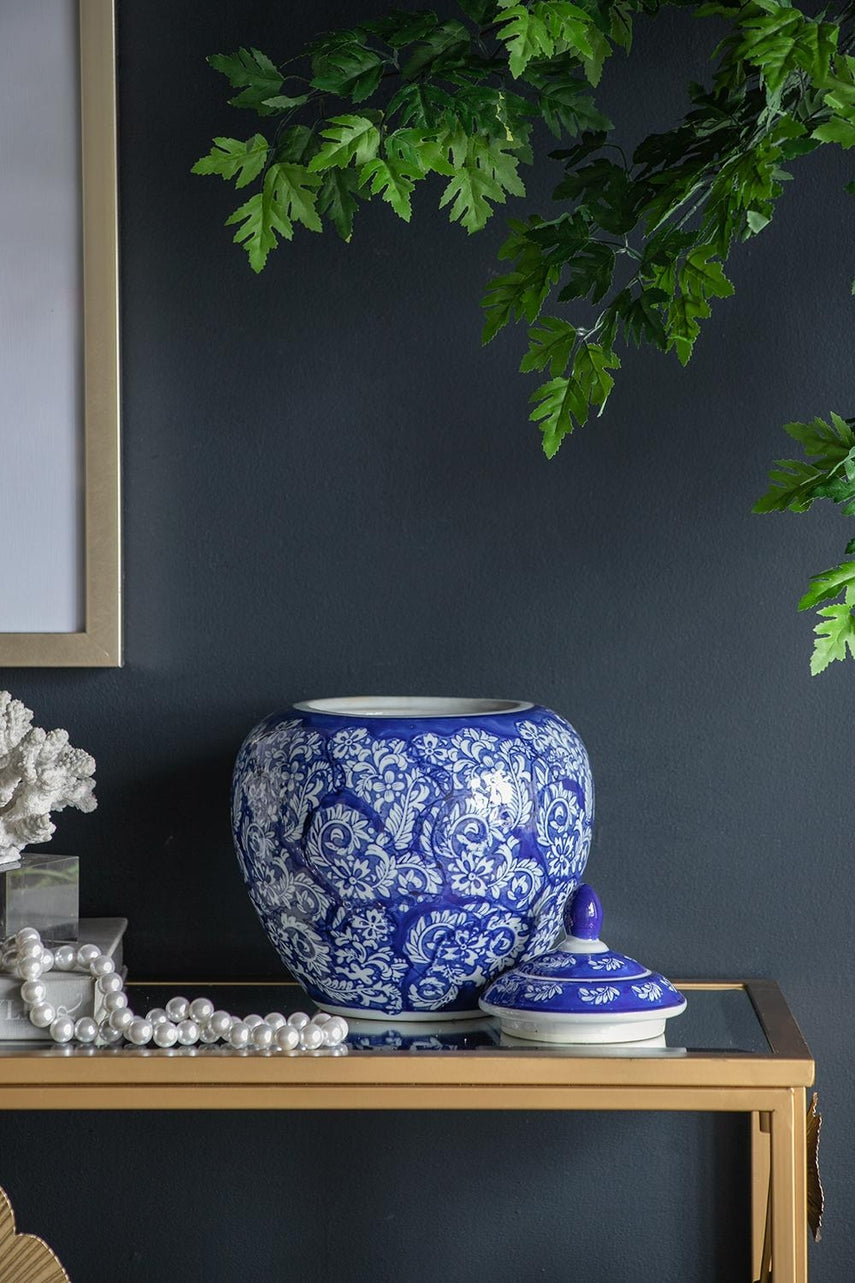 Round porcelain ginger jar in blue and white with a matching lid.
